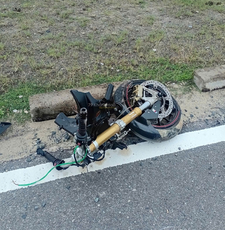 Kh&aacute;nh H&ograve;a: Xe m&aacute;y g&atilde;y l&agrave;m đ&ocirc;i sau va chạm, một người tử vong tại chỗ- Ảnh 2.