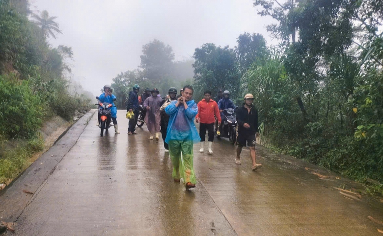 Đ&agrave; Nẵng: Sạt lở v&ugrave;i lấp 6 ng&ocirc;i nh&agrave;, lực lượng chức năng bới từng lớp đất đ&aacute; cứu người- Ảnh 1.
