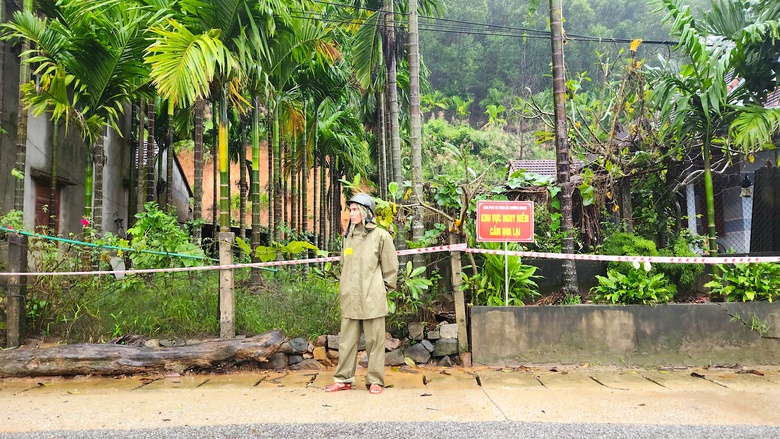 Lãnh đạo tỉnh Quảng Ngãi thị sát quả đồi sạt lở, tặng quà người dân ở nơi sơ tán- Ảnh 5. Lãnh đạo tỉnh Quảng Ngãi thị sát quả đồi sạt lở, tặng quà người dân ở nơi sơ tán- Ảnh 5.