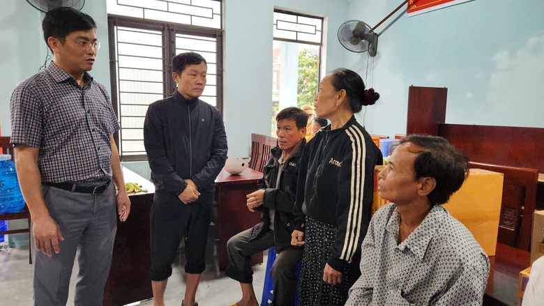 Lãnh đạo tỉnh Quảng Ngãi thị sát quả đồi sạt lở, tặng quà người dân ở nơi sơ tán- Ảnh 8. Lãnh đạo tỉnh Quảng Ngãi thị sát quả đồi sạt lở, tặng quà người dân ở nơi sơ tán- Ảnh 8.