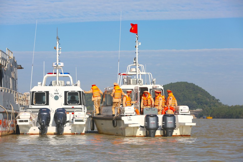 CSGT Thanh H&oacute;a ra qu&acirc;n đảm bảo an to&agrave;n đường thủy- Ảnh 3.