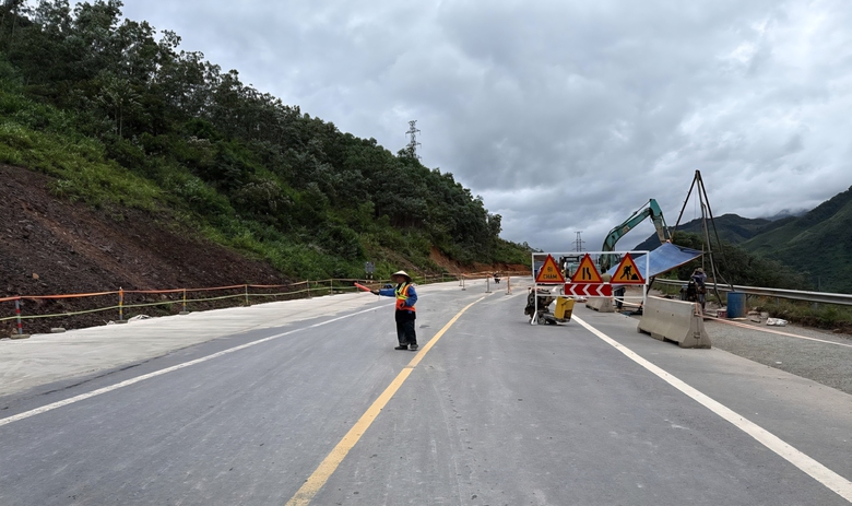 Nguy cơ sạt lở t&aacute;i diễn, tiếp tục th&ocirc;ng xe 1 l&agrave;n tr&ecirc;n cao tốc La Sơn - H&ograve;a Li&ecirc;n- Ảnh 2.