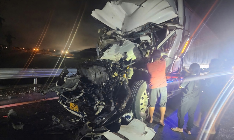 T&agrave;i xế xe đầu k&eacute;o kẹt trong cabin sau tai nạn tr&ecirc;n cao tốc H&ograve;a Li&ecirc;n - T&uacute;y Loan- Ảnh 1.