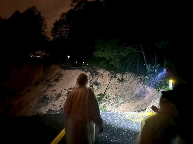 Đứt g&atilde;y lớn tr&ecirc;n đ&egrave;o Mimosa, L&acirc;m Đồng phong tỏa v&agrave; cứu hộ khẩn- Ảnh 8.