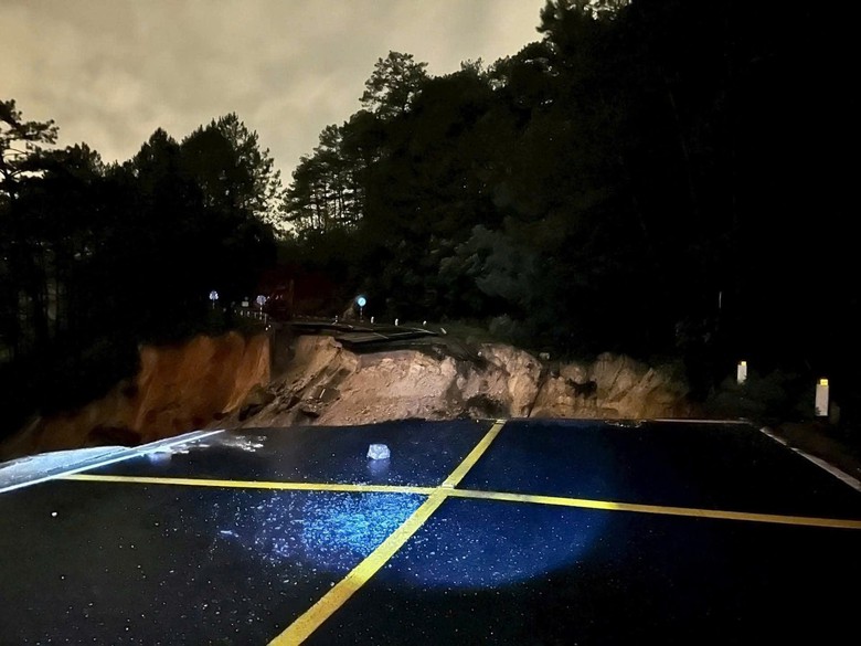 Đứt g&atilde;y lớn tr&ecirc;n đ&egrave;o Mimosa, L&acirc;m Đồng phong tỏa v&agrave; cứu hộ khẩn- Ảnh 7.