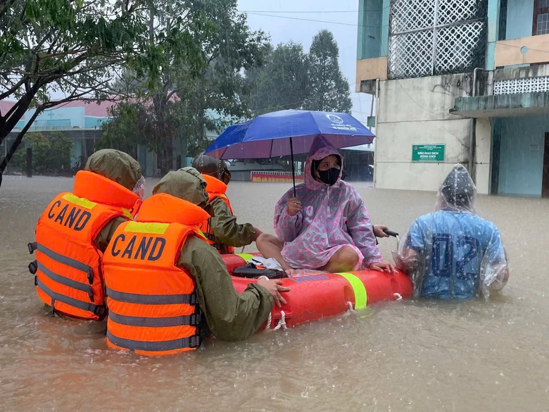 Công an, bộ đội Đắk Lắk ăn vội mì tôm giữa nước lũ, dầm mình cứu người dân- Ảnh 6. Công an, bộ đội Đắk Lắk ăn vội mì tôm giữa nước lũ, dầm mình cứu người dân- Ảnh 6.