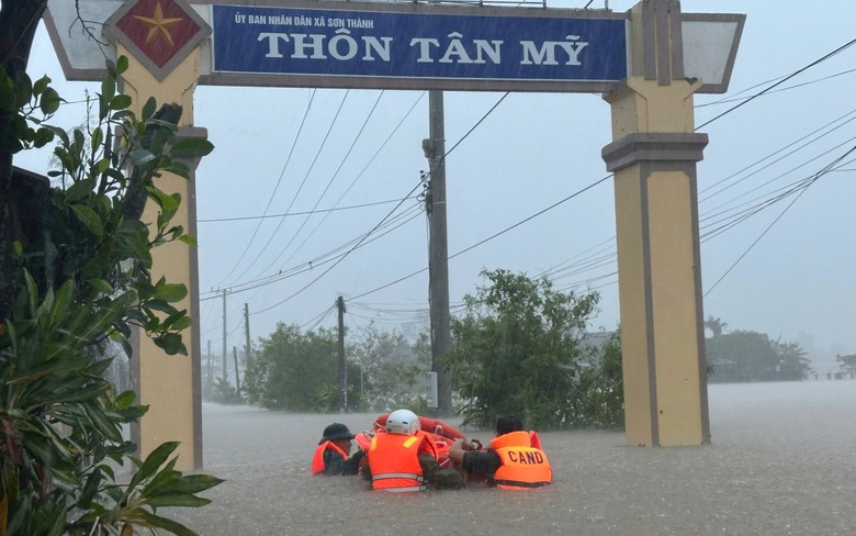 Công an, bộ đội Đắk Lắk ăn vội mì tôm giữa nước lũ, dầm mình cứu người dân- Ảnh 3. Công an, bộ đội Đắk Lắk ăn vội mì tôm giữa nước lũ, dầm mình cứu người dân- Ảnh 3.