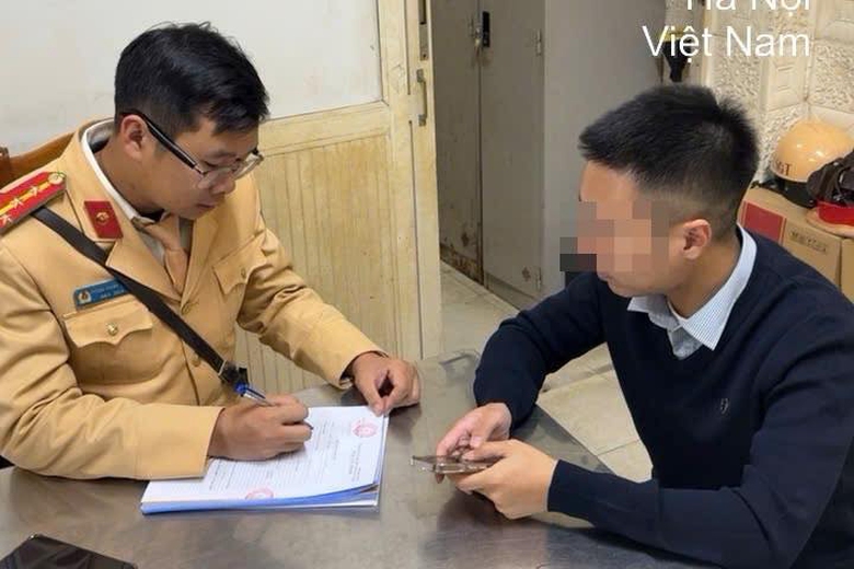 V&igrave; sao CSGT kh&ocirc;ng xử phạt một l&aacute;i xe đi v&agrave;o l&agrave;n khẩn cấp đường V&agrave;nh đai 3?- Ảnh 2.