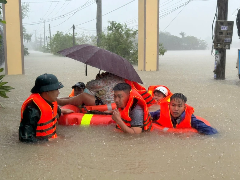 Công an, bộ đội Đắk Lắk ăn vội mì tôm giữa nước lũ, dầm mình cứu người dân- Ảnh 2. Công an, bộ đội Đắk Lắk ăn vội mì tôm giữa nước lũ, dầm mình cứu người dân- Ảnh 2.