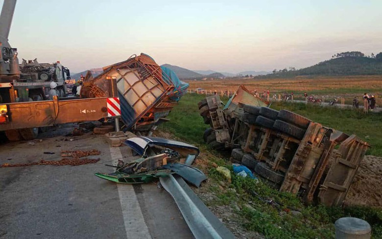 Hiện trường vụ tai nạn li&ecirc;n ho&agrave;n khiến 2 người bị thương.