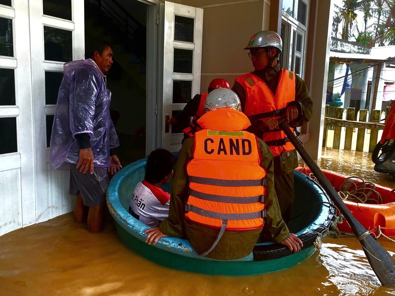 Công an, bộ đội Đắk Lắk ăn vội mì tôm giữa nước lũ, dầm mình cứu người dân- Ảnh 4. Công an, bộ đội Đắk Lắk ăn vội mì tôm giữa nước lũ, dầm mình cứu người dân- Ảnh 4.