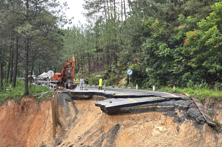Đứt g&atilde;y lớn tr&ecirc;n đ&egrave;o Mimosa, L&acirc;m Đồng phong tỏa v&agrave; cứu hộ khẩn- Ảnh 3.