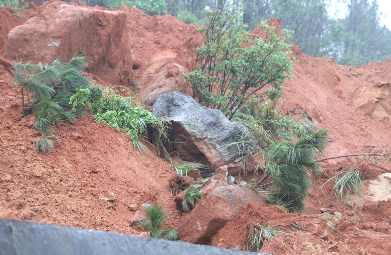 L&ecirc;n phương &aacute;n đ&agrave;o gần 3 vạn khối đất để xử l&yacute; nguy cơ sạt lở tr&ecirc;n đường ven biển H&agrave; Tĩnh- Ảnh 3.