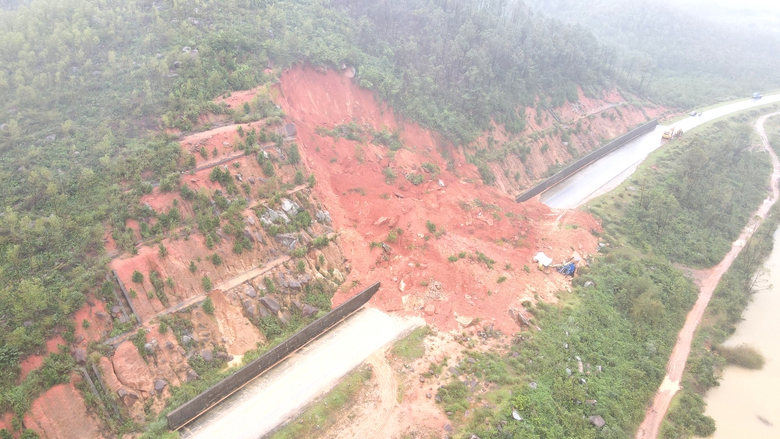 L&ecirc;n phương &aacute;n đ&agrave;o gần 3 vạn khối đất để xử l&yacute; nguy cơ sạt lở tr&ecirc;n đường ven biển H&agrave; Tĩnh- Ảnh 1.