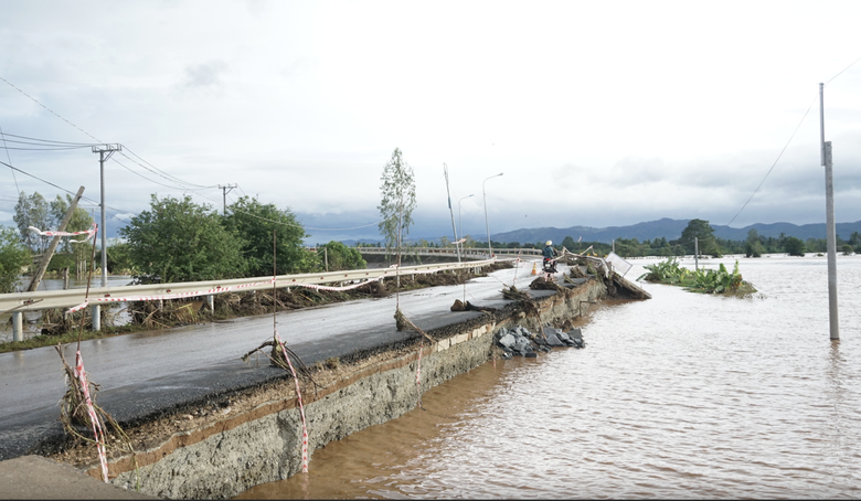 Lũ vượt mức lịch sử ở các tỉnh miền Trung, Bộ Xây dựng chỉ đạo "nóng"- Ảnh 1. Lũ vượt mức lịch sử ở các tỉnh miền Trung, Bộ Xây dựng chỉ đạo "nóng"- Ảnh 1.