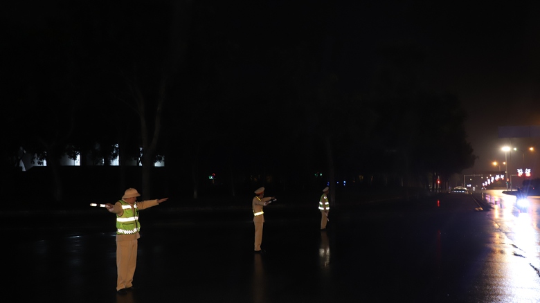 Đảm bảo an toàn giao thông tại Festival Sông Hồng 2025 ra sao?- Ảnh 10. Đảm bảo an toàn giao thông tại Festival Sông Hồng 2025 ra sao?- Ảnh 10.