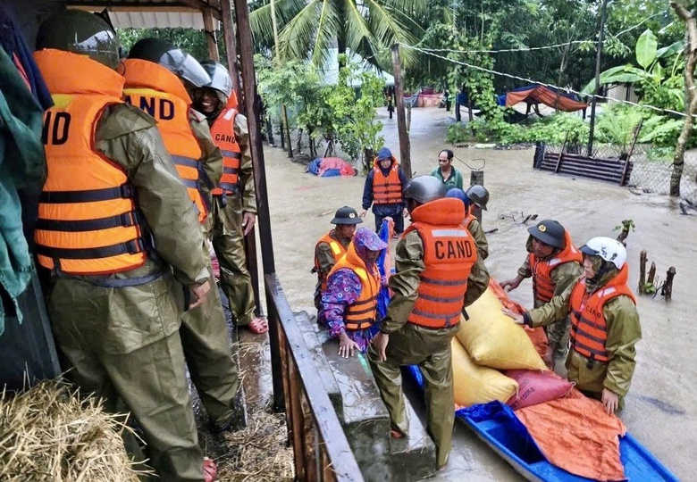 Mưa lũ miền Trung: Cấp 4.000 tấn gạo dự trữ quốc gia hỗ trợ vùng lũ Khánh Hòa và Gia Lai- Ảnh 10. Mưa lũ miền Trung: Cấp 4.000 tấn gạo dự trữ quốc gia hỗ trợ vùng lũ Khánh Hòa và Gia Lai- Ảnh 10.
