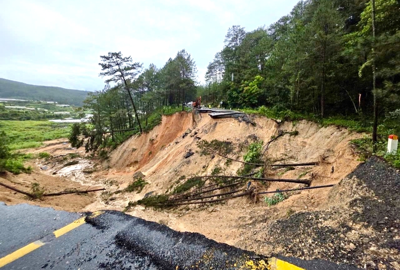 Mưa lũ miền Trung: Cấp 4.000 tấn gạo dự trữ quốc gia hỗ trợ vùng lũ Khánh Hòa và Gia Lai- Ảnh 8. Mưa lũ miền Trung: Cấp 4.000 tấn gạo dự trữ quốc gia hỗ trợ vùng lũ Khánh Hòa và Gia Lai- Ảnh 8.