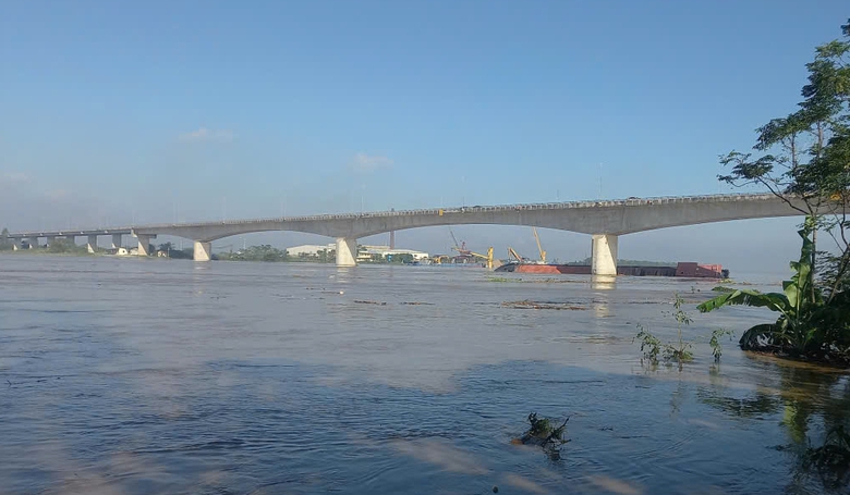 Khẩn trương di dời phương tiện neo đậu gần cầu vượt s&ocirc;ng, đảm bảo an to&agrave;n m&ugrave;a mưa lũ- Ảnh 1.