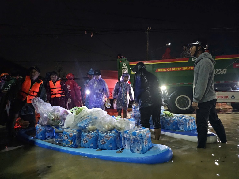 Mưa lũ miền Trung: Cấp 4.000 tấn gạo dự trữ quốc gia hỗ trợ vùng lũ Khánh Hòa và Gia Lai- Ảnh 6. Mưa lũ miền Trung: Cấp 4.000 tấn gạo dự trữ quốc gia hỗ trợ vùng lũ Khánh Hòa và Gia Lai- Ảnh 6.