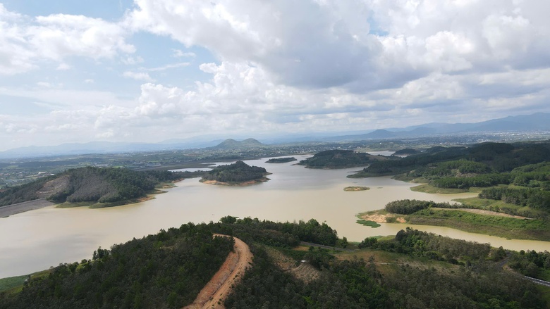 Mưa lũ miền Trung: Cấp 4.000 tấn gạo dự trữ quốc gia hỗ trợ vùng lũ Khánh Hòa và Gia Lai- Ảnh 9. Mưa lũ miền Trung: Cấp 4.000 tấn gạo dự trữ quốc gia hỗ trợ vùng lũ Khánh Hòa và Gia Lai- Ảnh 9.