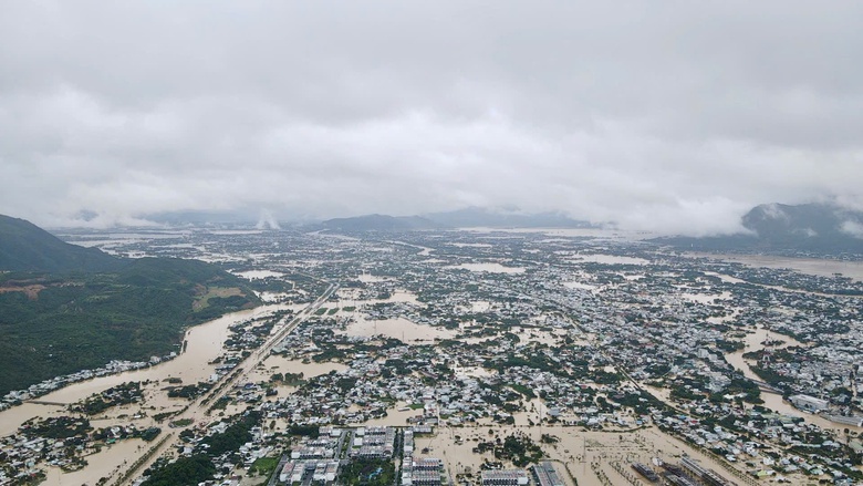 Mưa lũ miền Trung: Cấp 4.000 tấn gạo dự trữ quốc gia hỗ trợ vùng lũ Khánh Hòa và Gia Lai- Ảnh 15. Mưa lũ miền Trung: Cấp 4.000 tấn gạo dự trữ quốc gia hỗ trợ vùng lũ Khánh Hòa và Gia Lai- Ảnh 15.