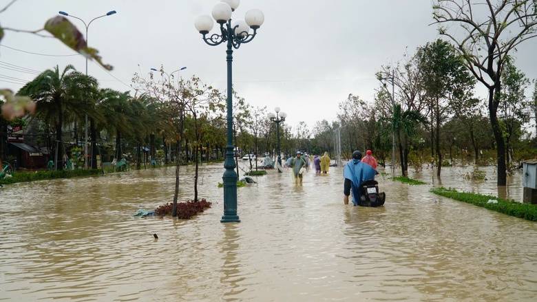 Mưa lũ miền Trung: Cấp 4.000 tấn gạo dự trữ quốc gia hỗ trợ vùng lũ Khánh Hòa và Gia Lai- Ảnh 14. Mưa lũ miền Trung: Cấp 4.000 tấn gạo dự trữ quốc gia hỗ trợ vùng lũ Khánh Hòa và Gia Lai- Ảnh 14.