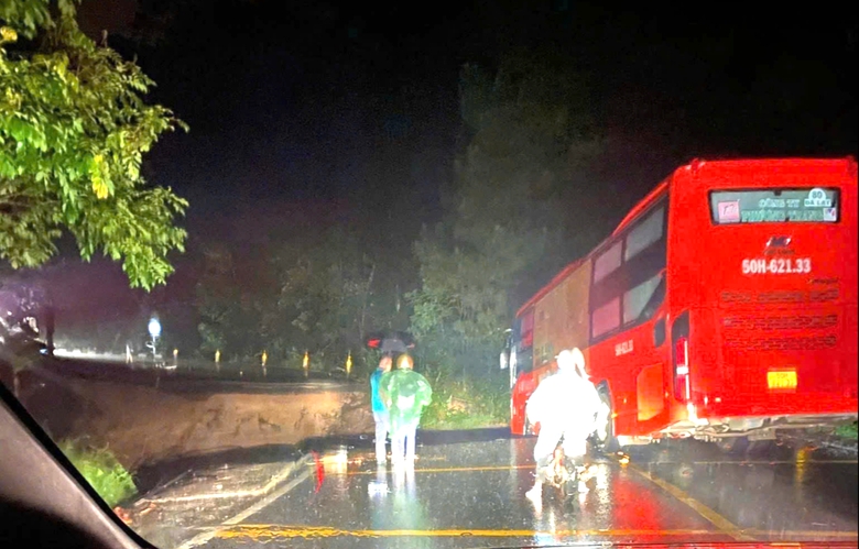 Đứt g&atilde;y lớn tr&ecirc;n đ&egrave;o Mimosa, L&acirc;m Đồng phong tỏa v&agrave; cứu hộ khẩn- Ảnh 5.