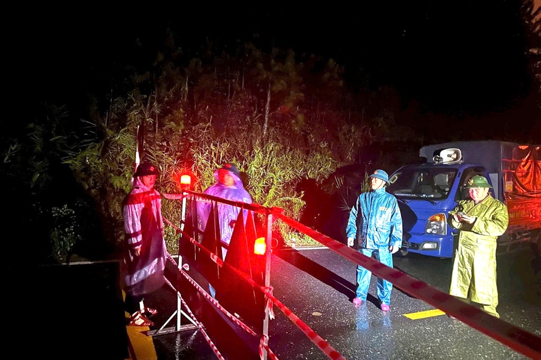 Đứt g&atilde;y lớn tr&ecirc;n đ&egrave;o Mimosa, L&acirc;m Đồng phong tỏa v&agrave; cứu hộ khẩn- Ảnh 10.