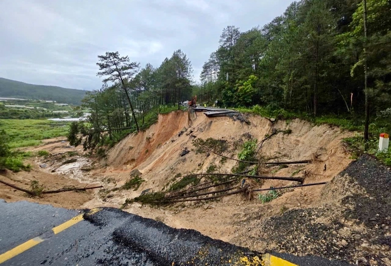 Đứt g&atilde;y lớn tr&ecirc;n đ&egrave;o Mimosa, L&acirc;m Đồng phong tỏa v&agrave; cứu hộ khẩn- Ảnh 2.
