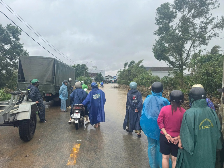 Mưa lũ miền Trung: Cấp 4.000 tấn gạo dự trữ quốc gia hỗ trợ vùng lũ Khánh Hòa và Gia Lai- Ảnh 3. Mưa lũ miền Trung: Cấp 4.000 tấn gạo dự trữ quốc gia hỗ trợ vùng lũ Khánh Hòa và Gia Lai- Ảnh 3.