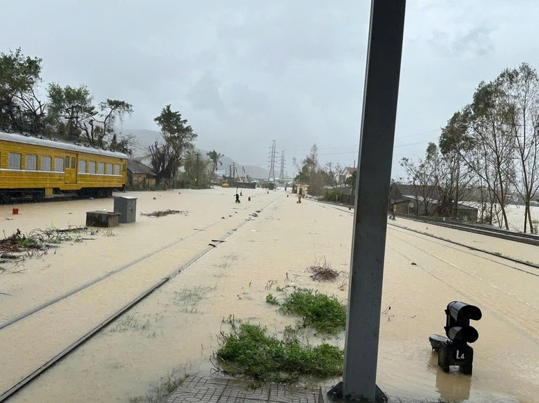 Mưa lũ Trung Bộ khiến đường sắt t&ecirc; liệt, 25 chuyến t&agrave;u bị b&atilde;i bỏ, thiệt hại gần 10 tỷ đồng- Ảnh 1.