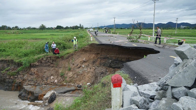 Mưa lũ miền Trung: Cấp 4.000 tấn gạo dự trữ quốc gia hỗ trợ vùng lũ Khánh Hòa và Gia Lai- Ảnh 7. Mưa lũ miền Trung: Cấp 4.000 tấn gạo dự trữ quốc gia hỗ trợ vùng lũ Khánh Hòa và Gia Lai- Ảnh 7.