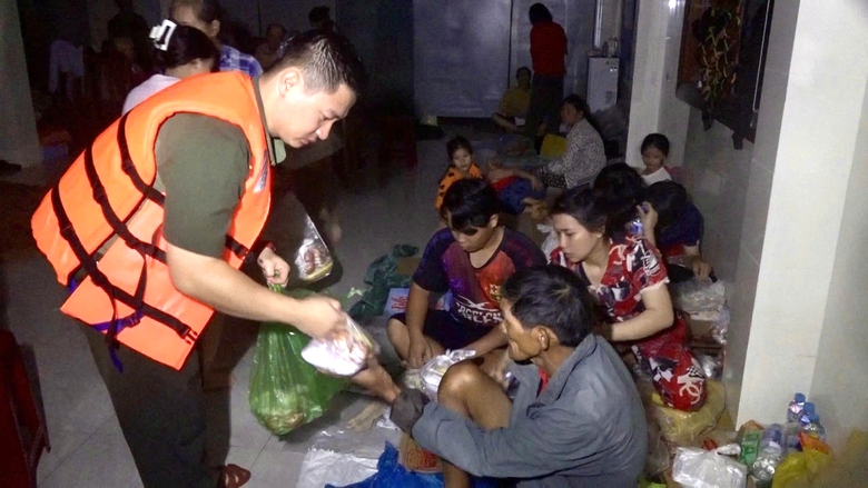 Mưa lũ miền Trung: Cấp 4.000 tấn gạo dự trữ quốc gia hỗ trợ vùng lũ Khánh Hòa và Gia Lai- Ảnh 20. Mưa lũ miền Trung: Cấp 4.000 tấn gạo dự trữ quốc gia hỗ trợ vùng lũ Khánh Hòa và Gia Lai- Ảnh 20.