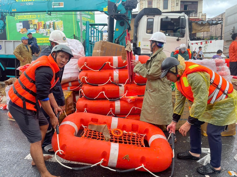 Tiếp viện h&agrave;ng trăm &aacute;o phao, phao b&egrave; cho c&aacute;c địa phương ph&ograve;ng, chống lũ- Ảnh 1.