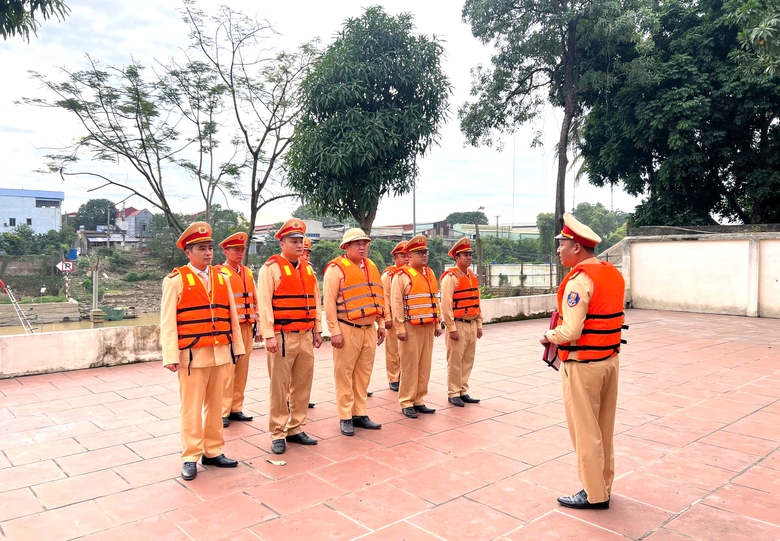 Cảnh sát giao thông đường thủy đồng loạt ra quân, nhiều phương tiện bị xử lý- Ảnh 4. Cảnh sát giao thông đường thủy đồng loạt ra quân, nhiều phương tiện bị xử lý- Ảnh 4.