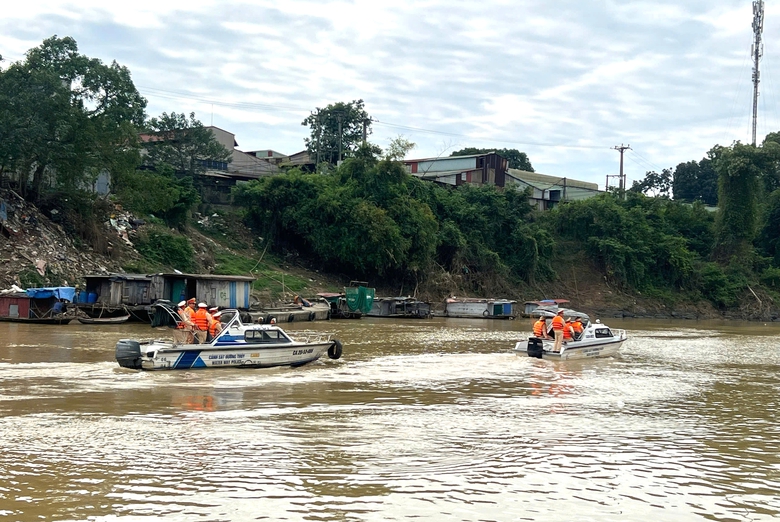 Cảnh sát giao thông đường thủy đồng loạt ra quân, nhiều phương tiện bị xử lý- Ảnh 12. Cảnh sát giao thông đường thủy đồng loạt ra quân, nhiều phương tiện bị xử lý- Ảnh 12.