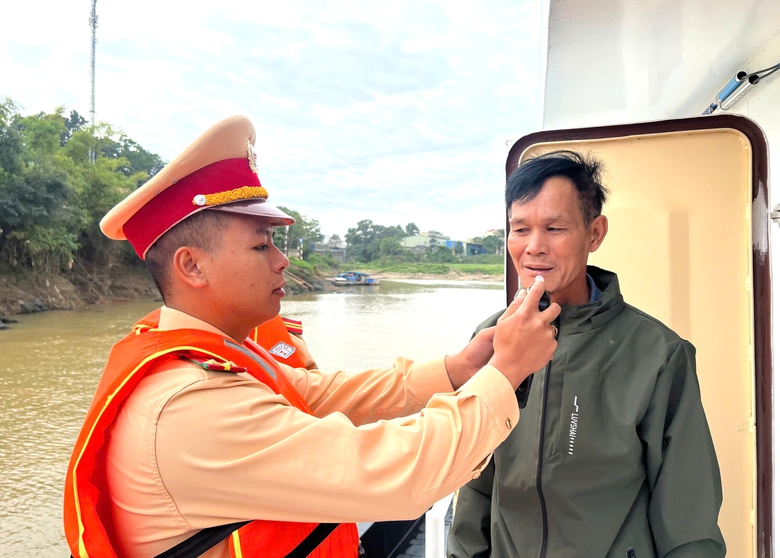 Cảnh sát giao thông đường thủy đồng loạt ra quân, nhiều phương tiện bị xử lý- Ảnh 5. Cảnh sát giao thông đường thủy đồng loạt ra quân, nhiều phương tiện bị xử lý- Ảnh 5.