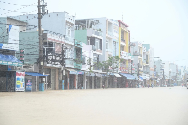 Mưa lũ miền Trung: Cấp 4.000 tấn gạo dự trữ quốc gia hỗ trợ vùng lũ Khánh Hòa và Gia Lai- Ảnh 18. Mưa lũ miền Trung: Cấp 4.000 tấn gạo dự trữ quốc gia hỗ trợ vùng lũ Khánh Hòa và Gia Lai- Ảnh 18.