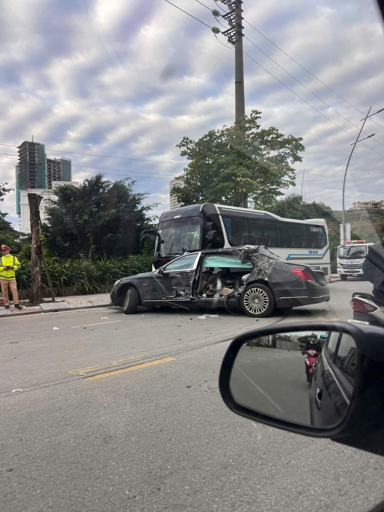 Mercedes-Maybach mất l&aacute;i đ&acirc;m xe kh&aacute;ch đỗ ven đường, t&agrave;i xế bất tỉnh ở Quảng Ninh- Ảnh 1.