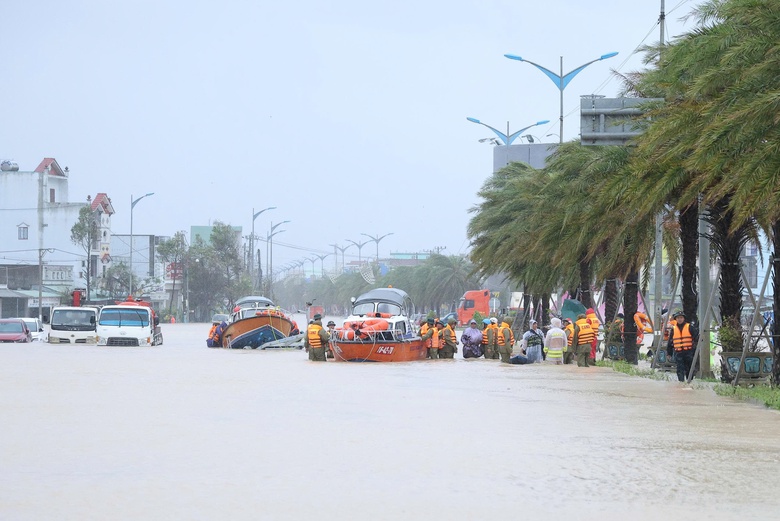 Ấm l&ograve;ng t&igrave;nh qu&acirc;n d&acirc;n sẻ chia với người d&acirc;n Gia Lai giữa m&ugrave;a lũ dữ- Ảnh 10.