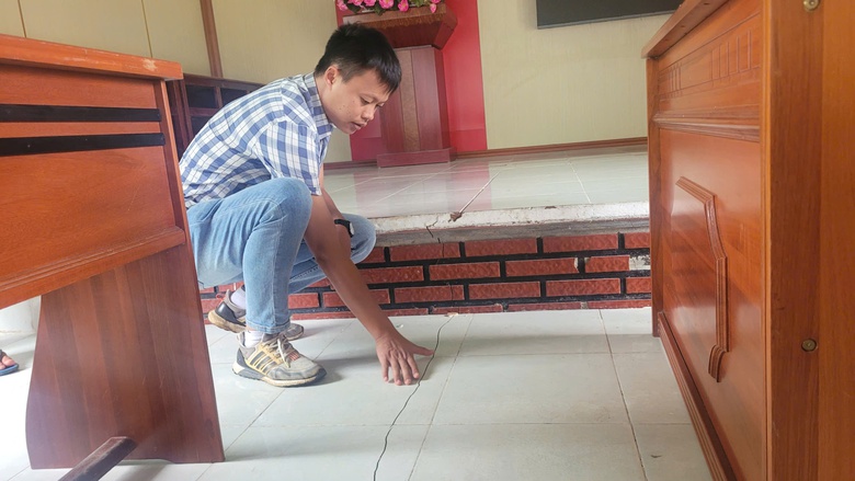 Sau tiếng nổ lớn trong l&ograve;ng đất, h&agrave;ng loạt trụ sở nh&agrave; d&acirc;n ở Gia Lai bị nứt- Ảnh 2.