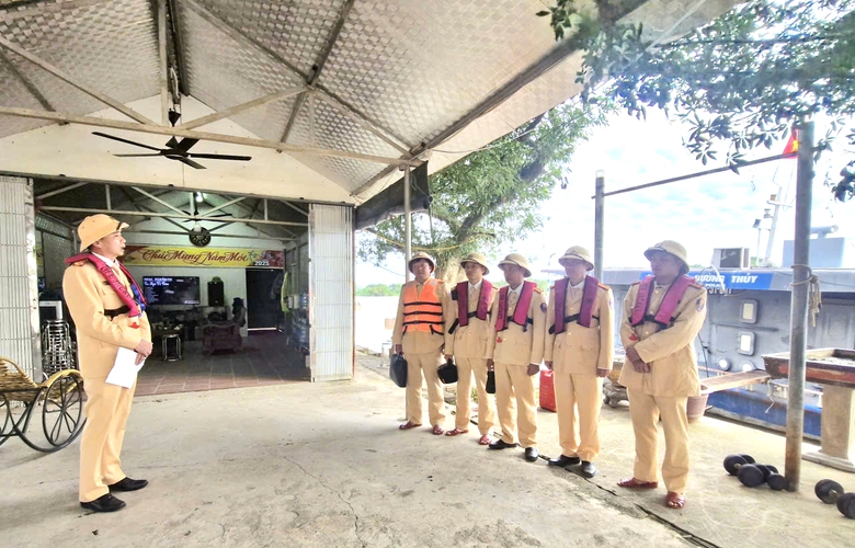 Cảnh sát giao thông đường thủy đồng loạt ra quân, nhiều phương tiện bị xử lý- Ảnh 1. Cảnh sát giao thông đường thủy đồng loạt ra quân, nhiều phương tiện bị xử lý- Ảnh 1.