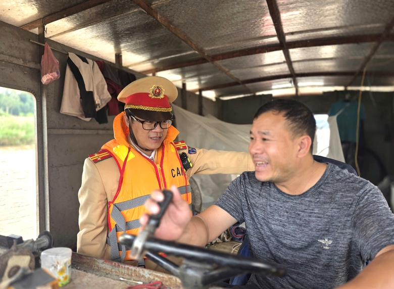 Cảnh sát giao thông đường thủy đồng loạt ra quân, nhiều phương tiện bị xử lý- Ảnh 6. Cảnh sát giao thông đường thủy đồng loạt ra quân, nhiều phương tiện bị xử lý- Ảnh 6.