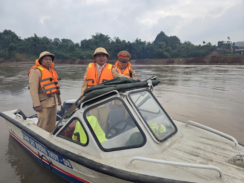 Cảnh sát giao thông đường thủy đồng loạt ra quân, nhiều phương tiện bị xử lý- Ảnh 16. Cảnh sát giao thông đường thủy đồng loạt ra quân, nhiều phương tiện bị xử lý- Ảnh 16.