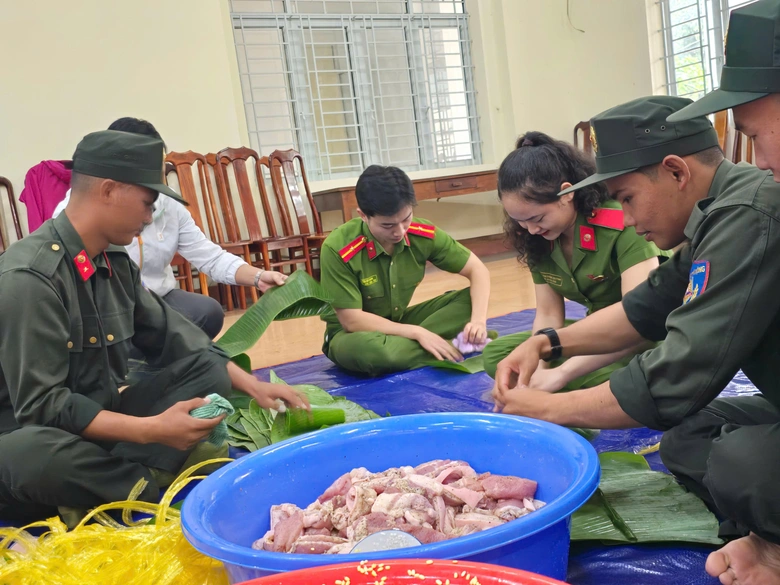 Công an, bộ đội Đắk Lắk ăn vội mì tôm giữa nước lũ, dầm mình cứu người dân- Ảnh 13. Công an, bộ đội Đắk Lắk ăn vội mì tôm giữa nước lũ, dầm mình cứu người dân- Ảnh 13.