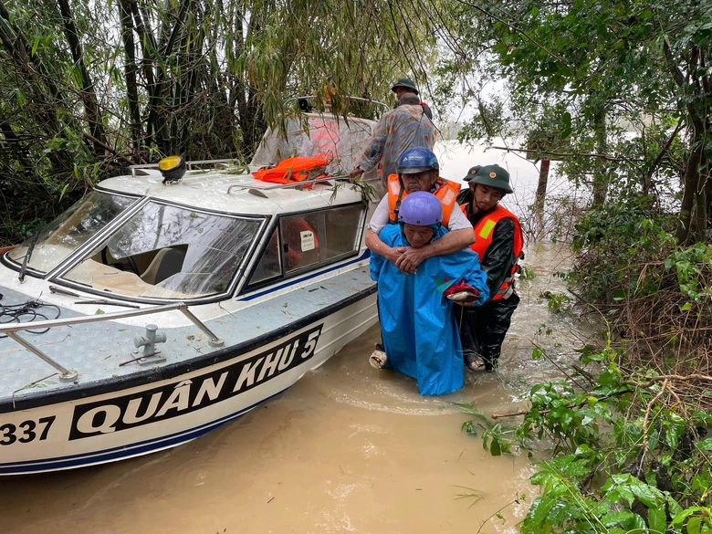 Công an, bộ đội Đắk Lắk ăn vội mì tôm giữa nước lũ, dầm mình cứu người dân- Ảnh 9. Công an, bộ đội Đắk Lắk ăn vội mì tôm giữa nước lũ, dầm mình cứu người dân- Ảnh 9.