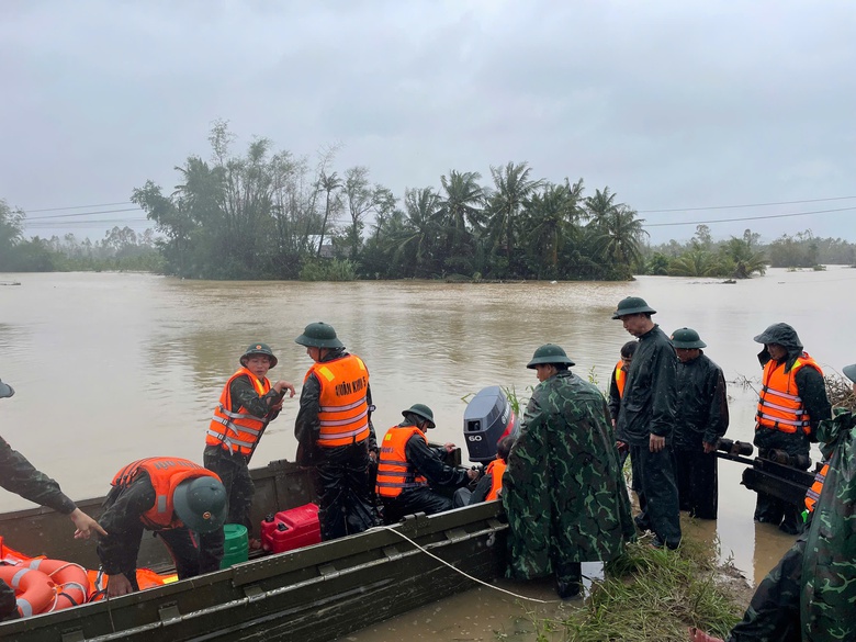 Công an, bộ đội Đắk Lắk ăn vội mì tôm giữa nước lũ, dầm mình cứu người dân- Ảnh 8. Công an, bộ đội Đắk Lắk ăn vội mì tôm giữa nước lũ, dầm mình cứu người dân- Ảnh 8.