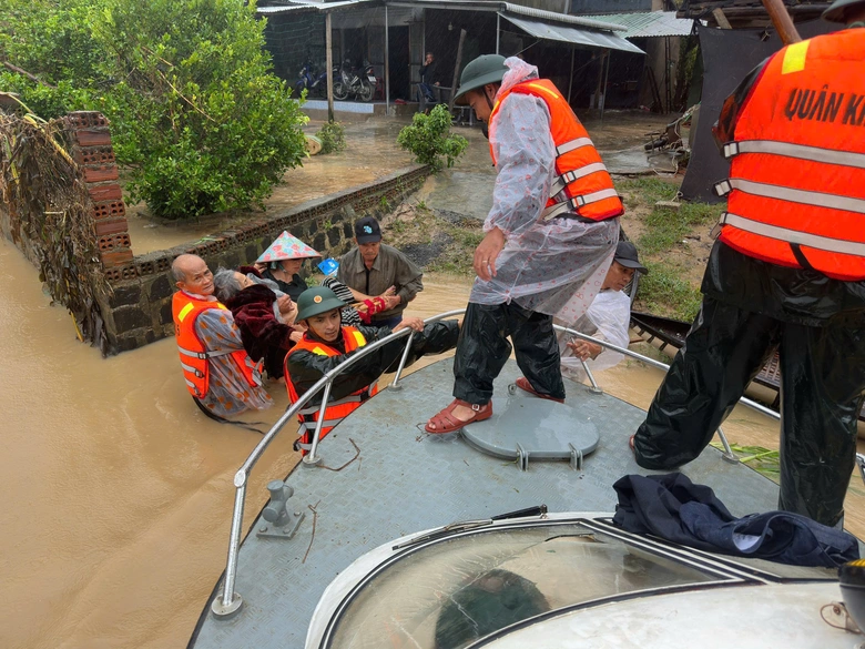 Công an, bộ đội Đắk Lắk ăn vội mì tôm giữa nước lũ, dầm mình cứu người dân- Ảnh 10. Công an, bộ đội Đắk Lắk ăn vội mì tôm giữa nước lũ, dầm mình cứu người dân- Ảnh 10.