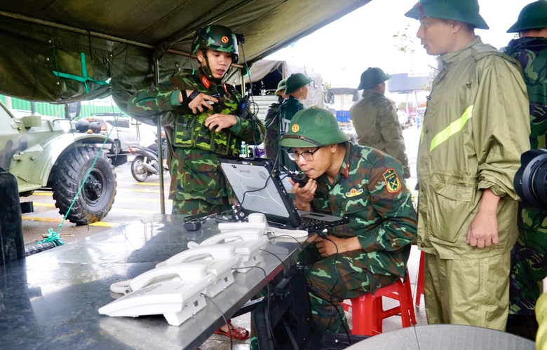 Ấm l&ograve;ng t&igrave;nh qu&acirc;n d&acirc;n sẻ chia với người d&acirc;n Gia Lai giữa m&ugrave;a lũ dữ- Ảnh 1.